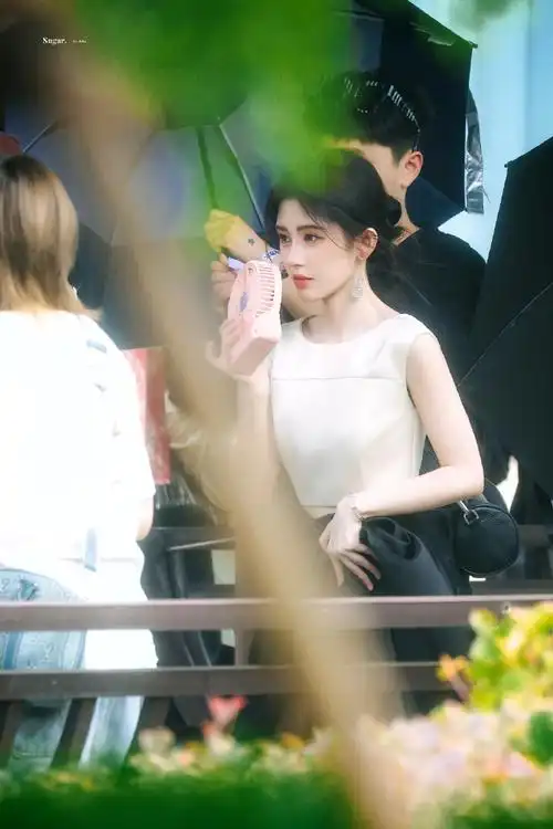 鞠婧祎到期后首次公开活动