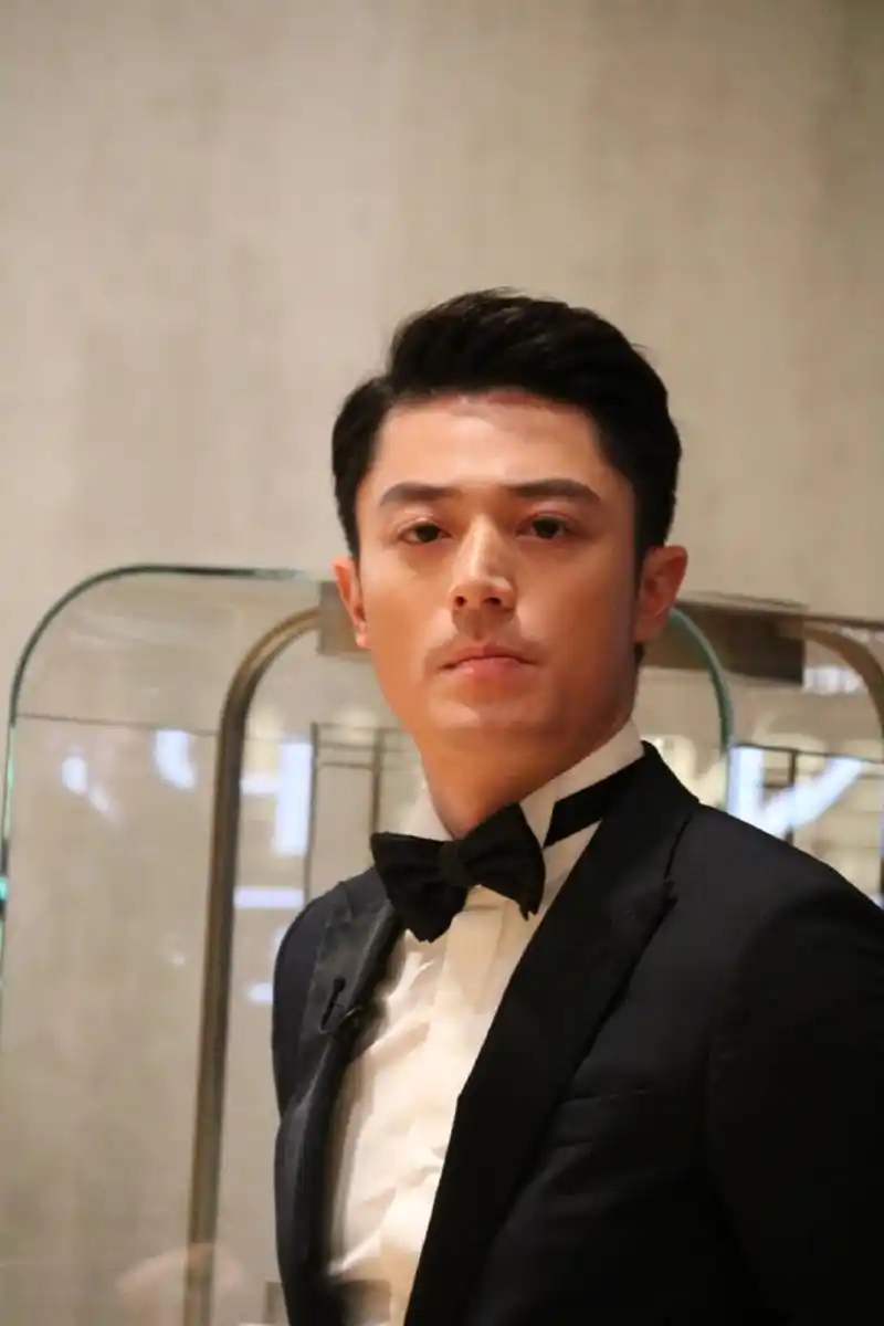 懒理林心如负面新闻,霍建华出席活动笑容灿烂还胖出肚腩了