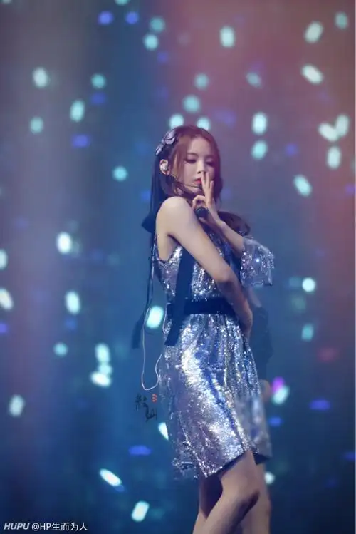 杨超越大胆舞台造型