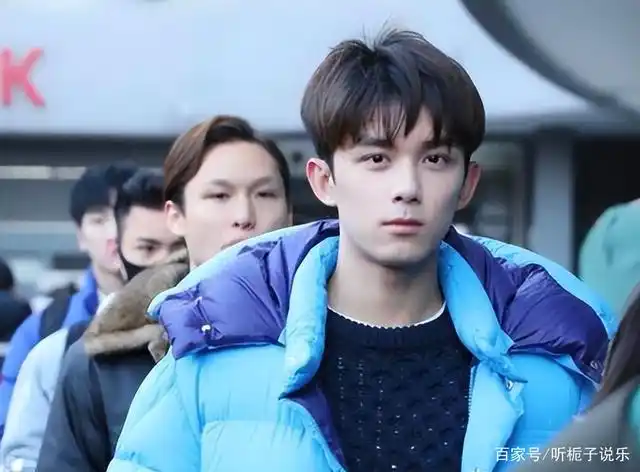 近日,22岁的吴磊在社交平台上分享了一则动态:"太阳一落山,星星就上班