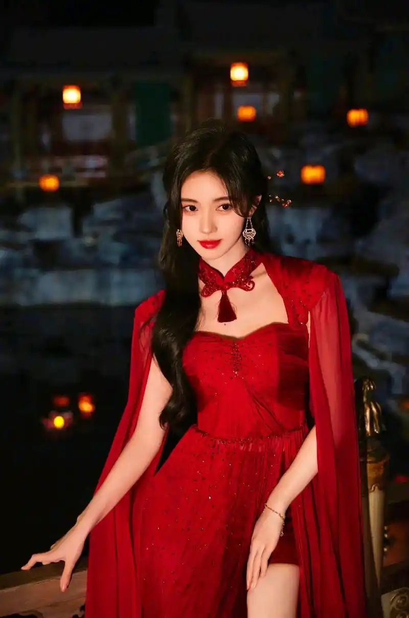 鞠婧祎最新造型!红色公主披风,美丽端庄氛围感满满