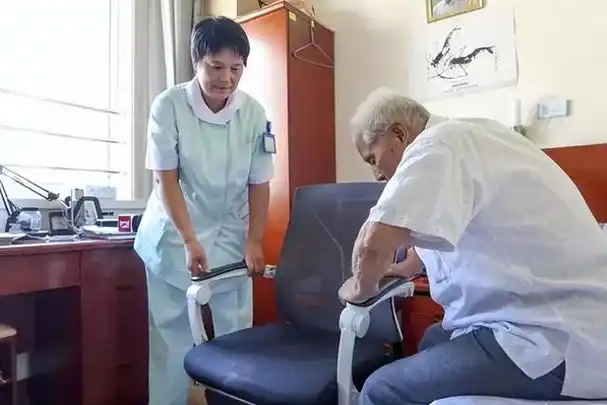 养老院里的"潜规则":吃绝户和翻床率,揭开200万老人的真相!