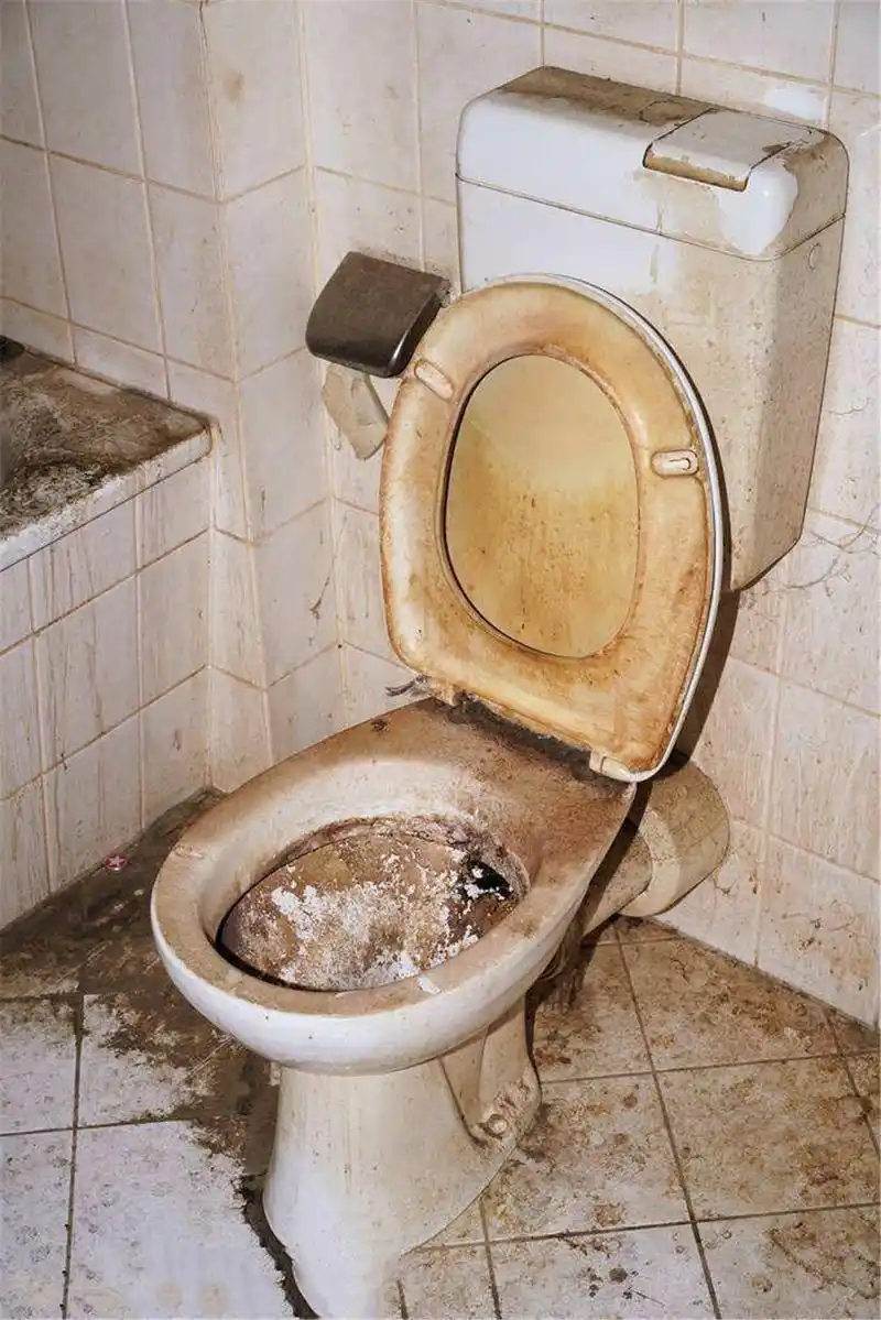 马桶发黄发臭难清洗?学会这4个清洗马桶小窍门,让马桶焕然一新
