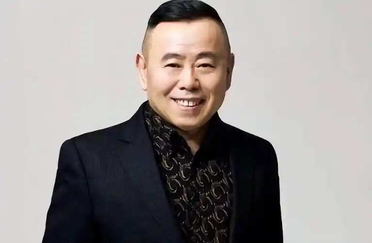 潘长江茅台酒事件后再次现身商业活动现场网友死性不改