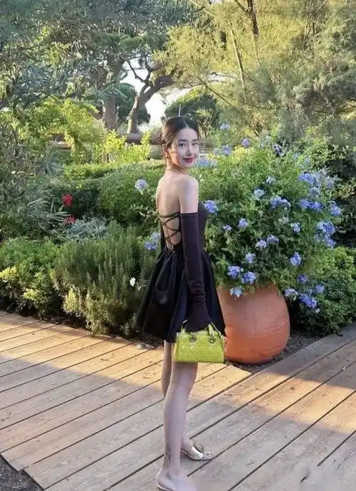 女神杨采钰的日系写真赏,美貌与魅力让人无法忽视:这谁顶得住!