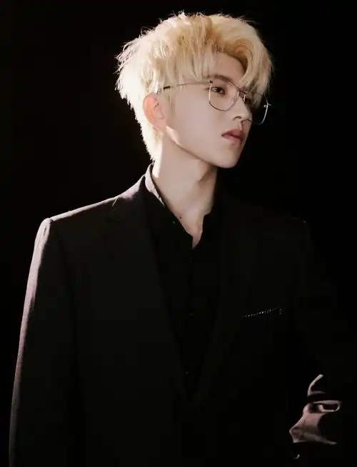 蔡徐坤金发眼镜大片"鲨"疯全场 玩转艺术概念创意不断