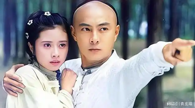 何美钿身穿肉丝踏春同时期女星都做了奶奶她还是清纯甜妹