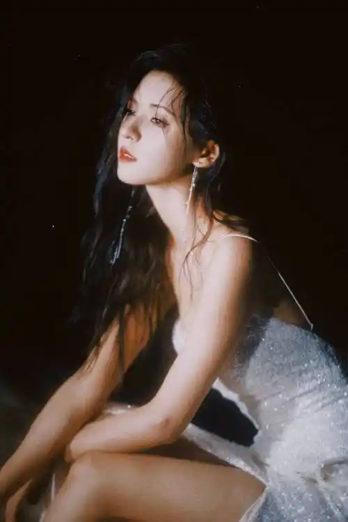 张予曦身着银色高开叉吊礼服宛如仙女落入凡间