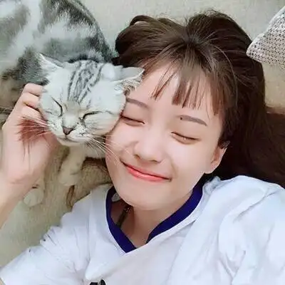 2020漂亮女生怀抱可爱小动物头像 独一无二小清新女生头像