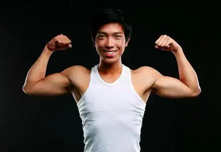 手臂伸直的肌肉男照片