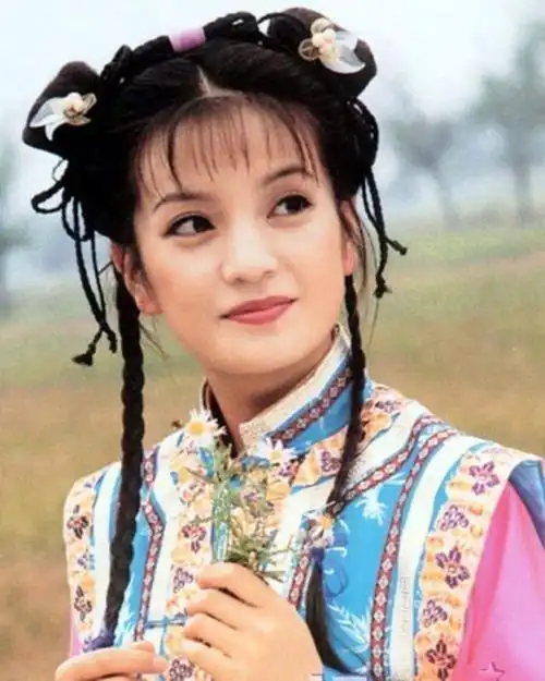 赵薇母亲魏启颖:儿子离婚分走5.2亿,女儿消失荧屏,丈夫也去世