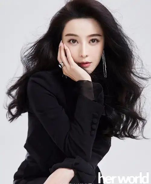 范冰冰登越南杂志封面 穿银色流光长裙好有仙气