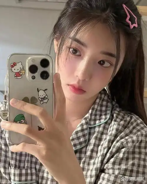 长相甜美的模特美女,拥有一双傲人的大长腿,真的好羡慕