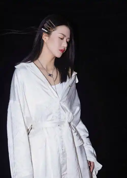 谭维维活动look上线,白色style依旧是主宰!_风格_元素_衬衫