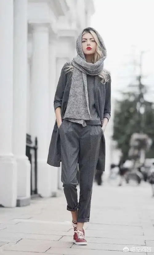 浅灰色裤子配什么颜色的上衣好看