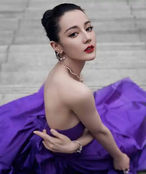 迪丽热巴蝴蝶骨好明显,高挽发髻,一袭紫色抹胸礼服裙贵气迷人_时尚