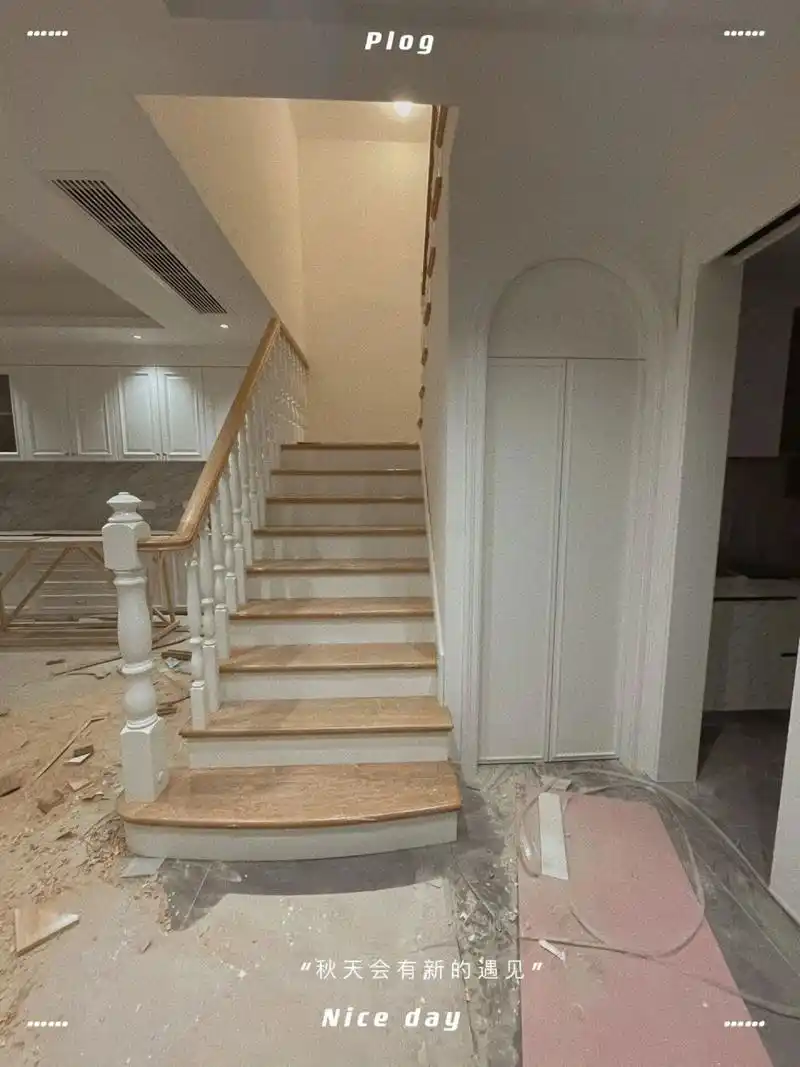 实木楼梯,豪华步太美了 我们的地板是白橡木原木,楼梯踏步和扶手是白