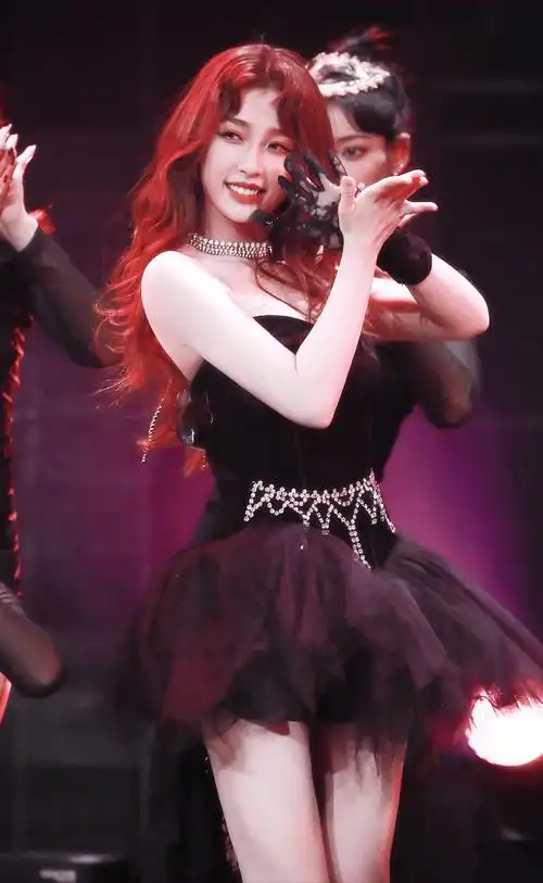 虞书欣《gwalla》舞台首秀,魅力全开.网友:惊艳到我了.