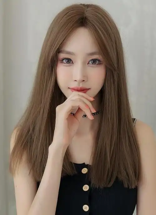 中分发型是众多发型中备受欢迎的一种,它不仅能够修饰脸型,还能展现出