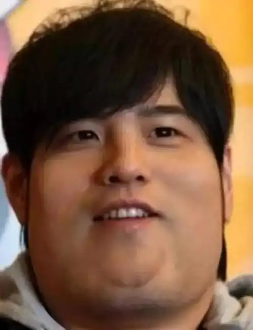 如今的杰伦,虽然发型重返17岁,却无法掩饰发福的身材!