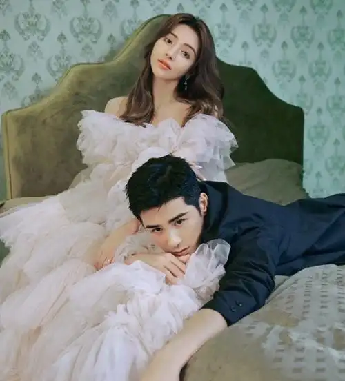 麦迪娜晒儿女合照2岁丹尼尔抱着妹妹哄她入睡兄妹俩颜值满分