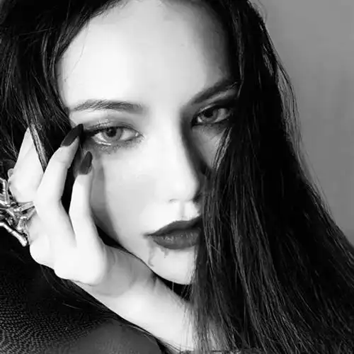 美女头像个性黑白图片