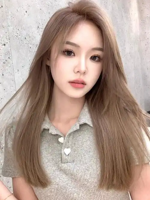 看一眼就爱上的奶茶发色秋天的奶茶色显白