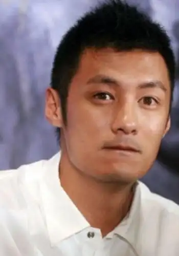 子弹头发型图片二余文乐近几年一直是走沉稳的男士风格路线,一改了