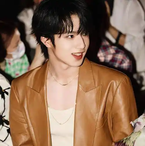 刘耀文走秀结束,立马"美貌出圈",成时代少年团唯一有特权的人_合作