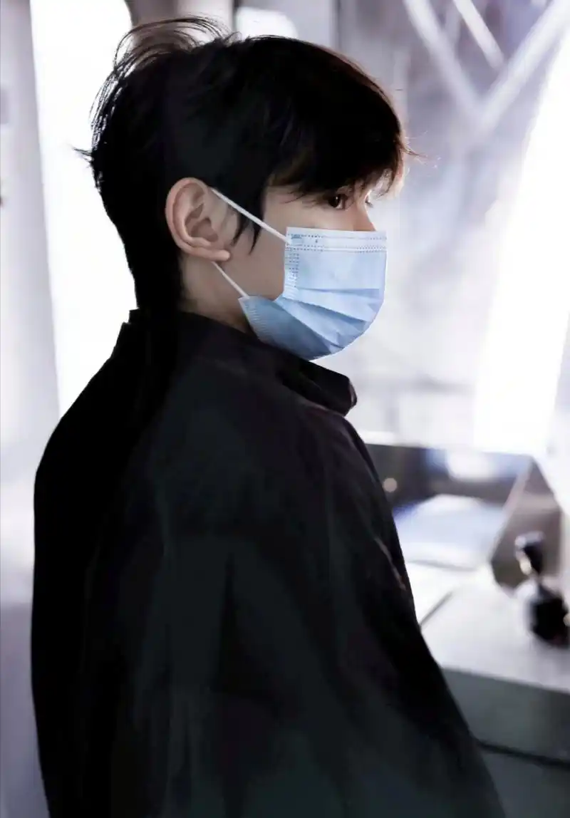 王源戴口罩,是因为抽了华子吗?[偷笑]