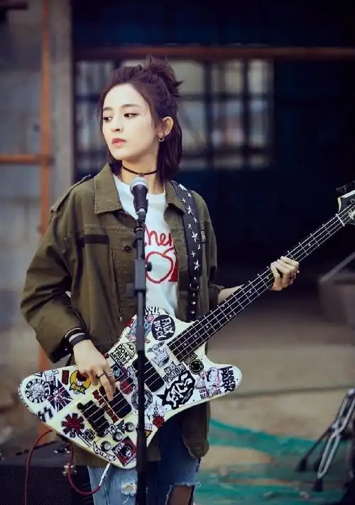 娜扎好美#今晚缝纫机乐队合体!古力娜扎弹贝斯又酷又美!