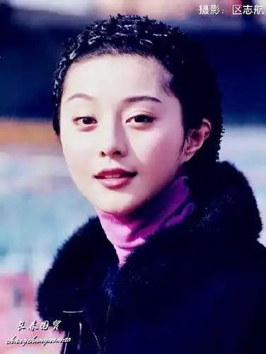 据了解当时范冰冰刚满18岁,非常稚嫩.照片中,范冰冰