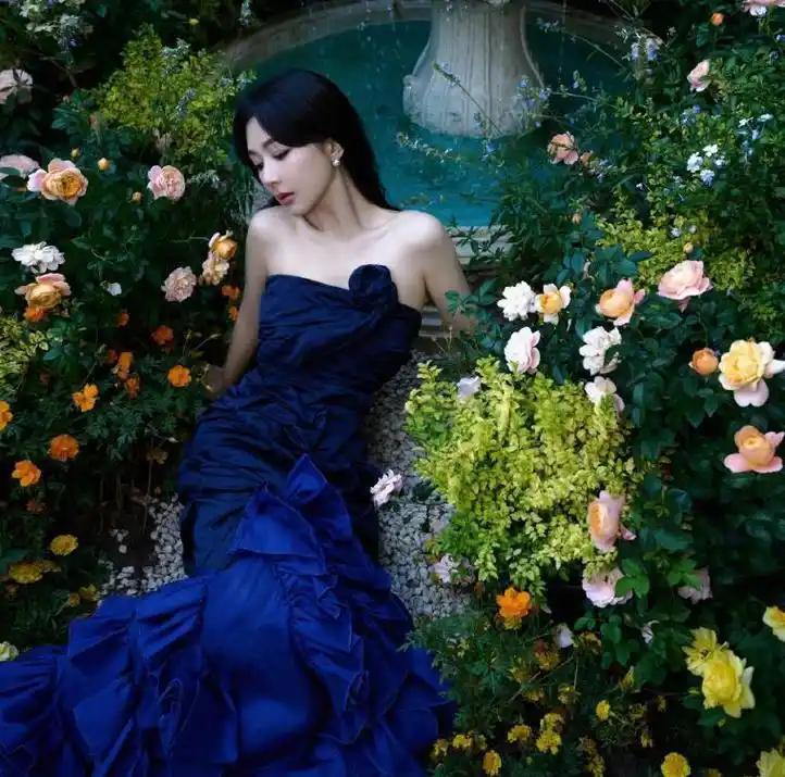 杨紫身穿蓝色礼服,如妖姬般美艳动人 杨紫的红毯造型备受瞩目,这次她