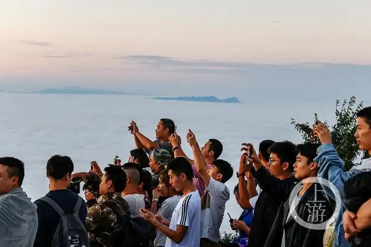 重庆酉阳:众人观赏雾海日出