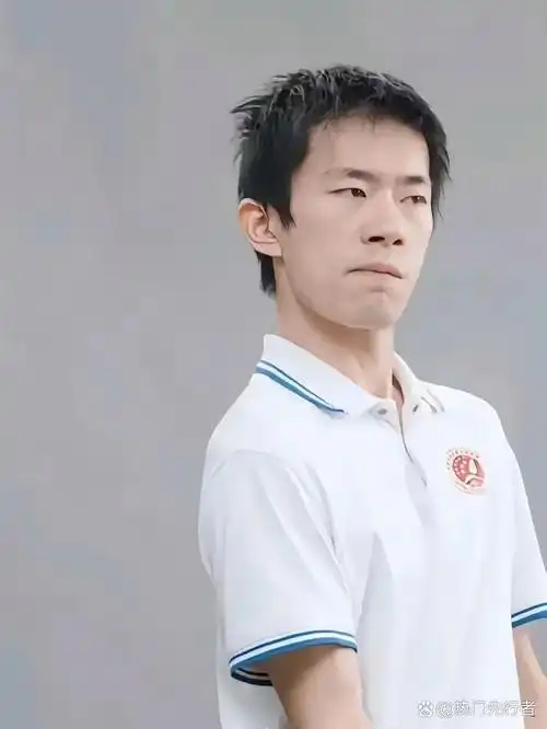 这才是易烊千玺的真实模样吧,不包装,不美颜不滤镜,看着一般般,跟普通