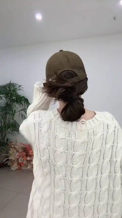 头发这样扎起来也很好看哦鸭舌帽显脸小 减龄又时尚 帽子假发美出高级