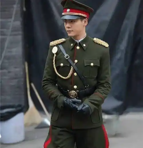 明星穿军装:吴京有硬汉气质,李晨憨厚,黄子韬感觉有点不一样_陈伟霆