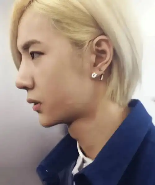 原创王一博在机场被拍站姐镜头下曝光真实身高但谁注意他鼻子了