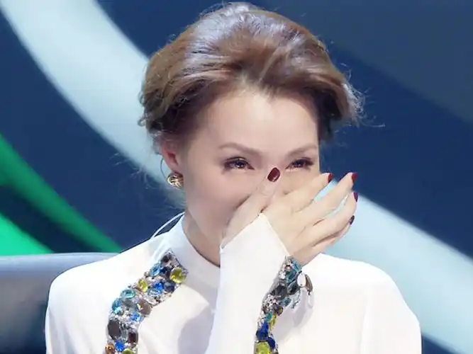 45岁董卿含泪公开儿子生父,隐藏4年原来是他,网友:比赵忠祥好