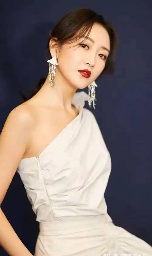 王鸥时尚写真,美丽大方,气质好出众!_右手_嘴唇_镜头