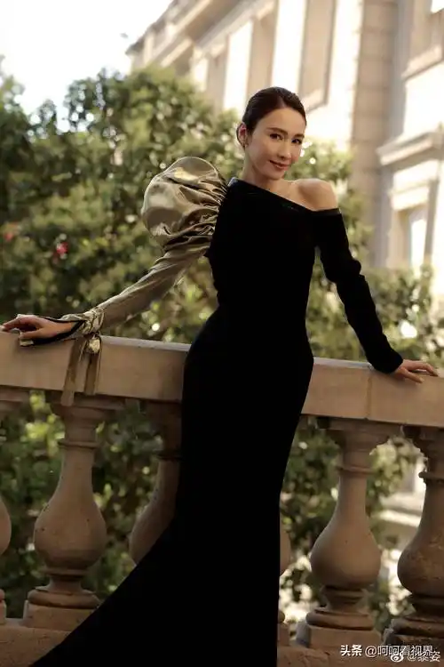 51岁黎姿近照,一身斜肩修身黑色长裙,身材完胜同龄人_演艺事业_香港