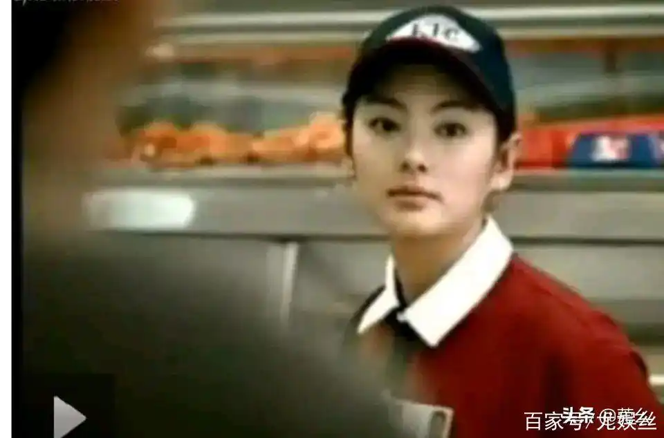 感受一下张雨绮16岁出道前,拍摄的肯德基广告画面