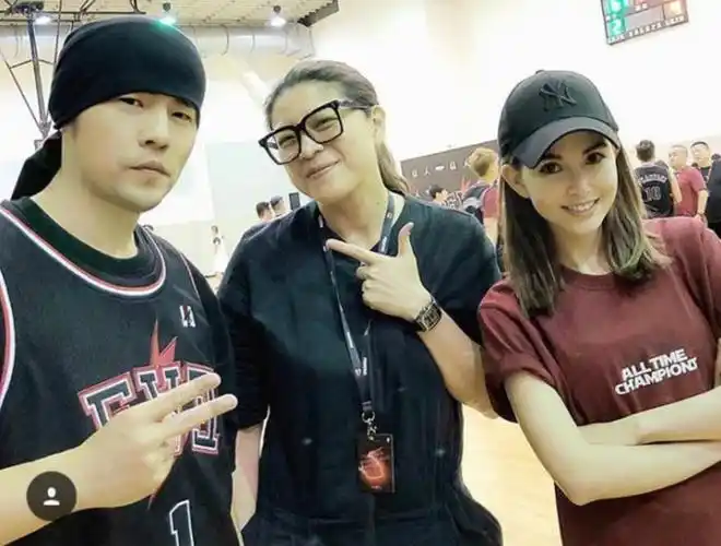 昆凌穿制服晒美照秀色可餐,周杰伦"调戏"妻子:漂亮的服务生!