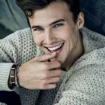 笑只是个表情,与快乐无关,男生头像图片-回车桌面