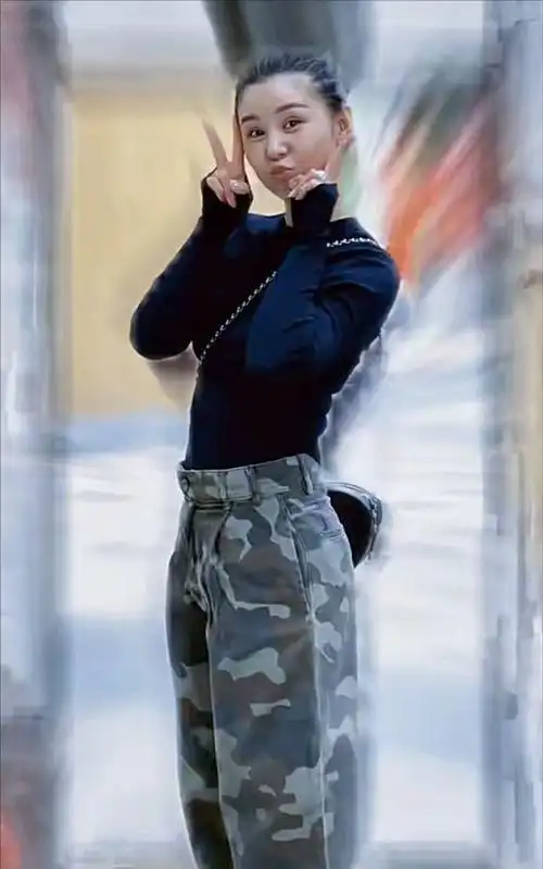 李小萌恢复得太好了穿露脐衫蛮腰抢镜瘦到92斤撑不起高腰仔裤