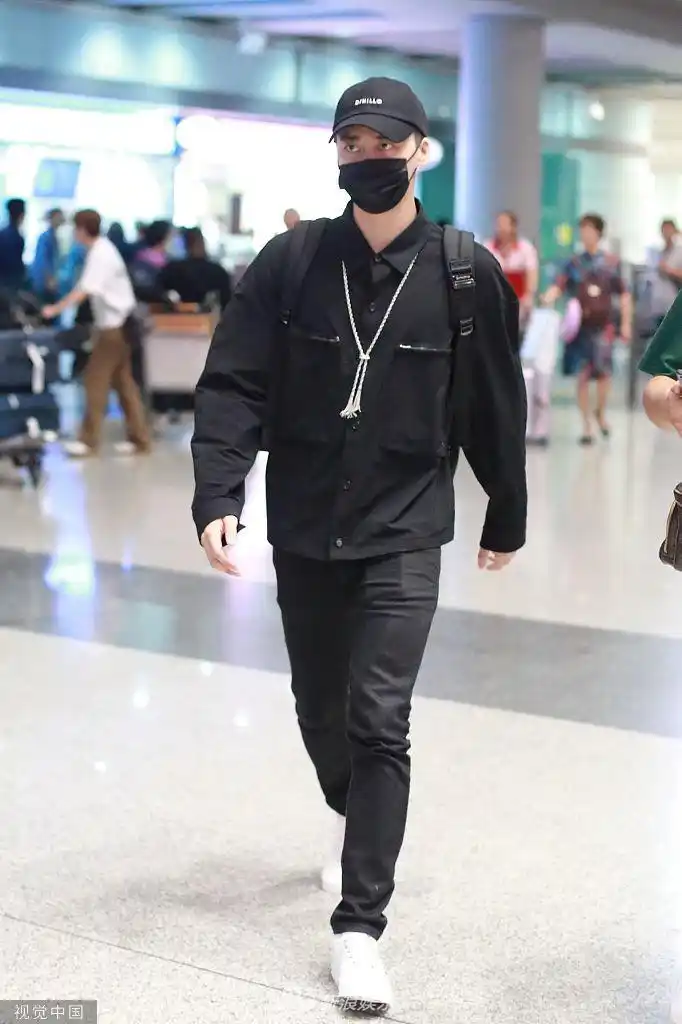 新浪娱乐讯 9月11日,北京,李易峰现身机场.
