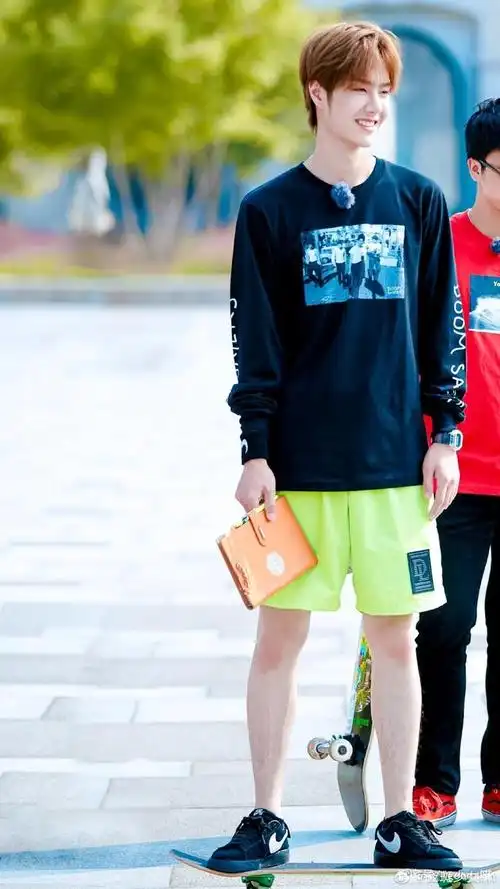 王一博:大短裤集合!夏日风身材,小腿是独属于少年的