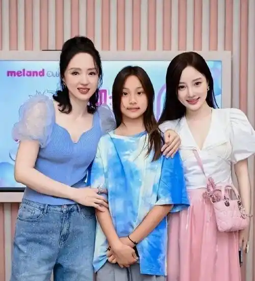 李小璐陪女儿上舞蹈课,甜馨舞姿酷飒赶超妈妈,母女俩共用一张脸