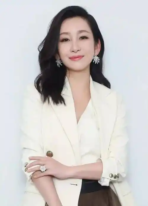 秦海璐:配角也能演出主角光芒,曾被嫌弃丑,照片被扔垃圾桶_影后_电影