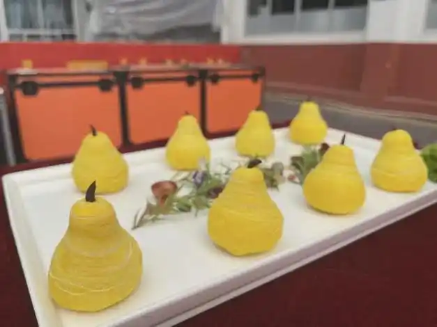 学生宋鹏翔特金奖作品在中式面点项目中,23春烹饪高技曾子茵以《菊花